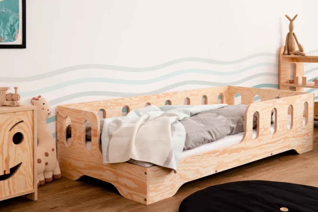 Lit en bois fabriqué en contreplaqué de pin couleur bois naturel avec entrée à gauche
