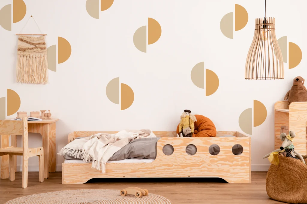 Lit en bois fabriqué en contreplaqué de pin couleur bois naturel avec entrée à gauche
