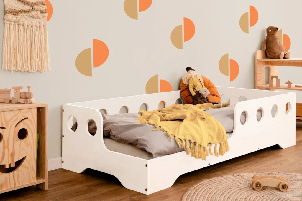 Lit en bois fabriqué en contreplaqué de pin couleur blanc avec entrée à gauche