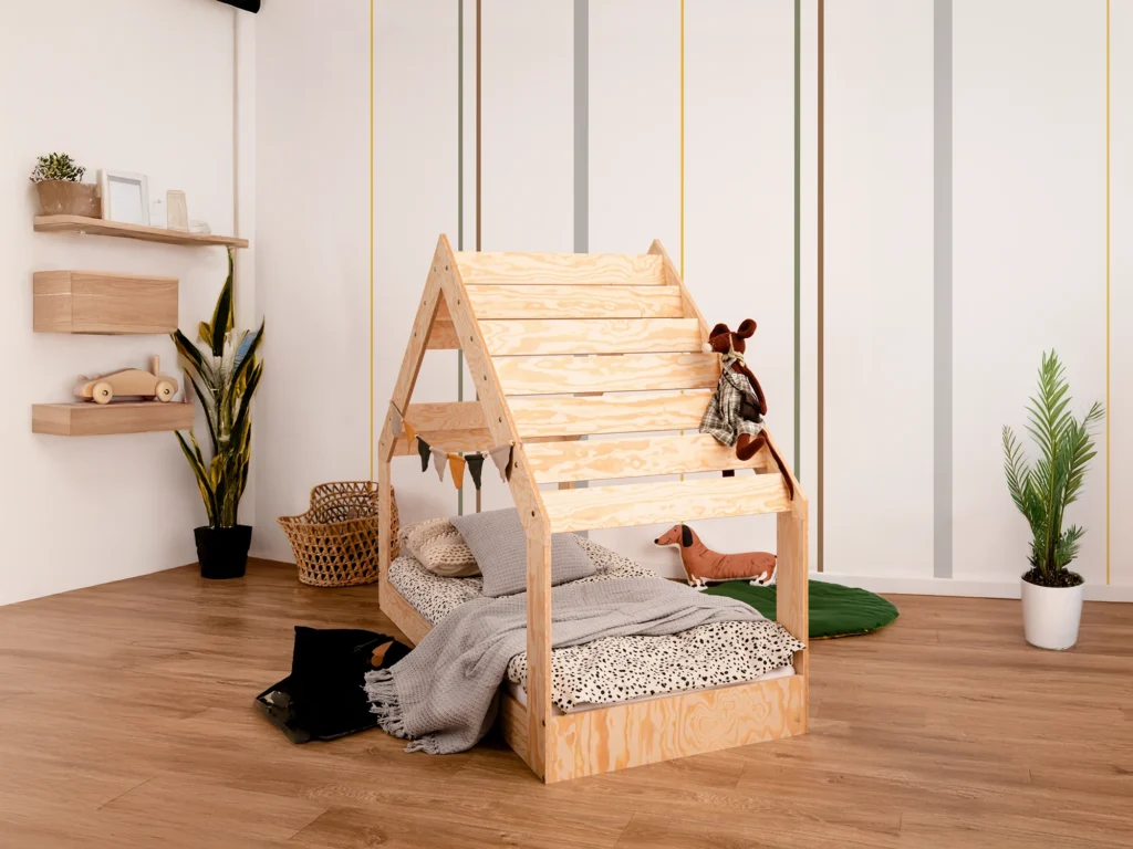 Lit enfant en forme de maison en fabriqué contreplaqué de pin couleur bois naturel avec une fenêtre dans le toit