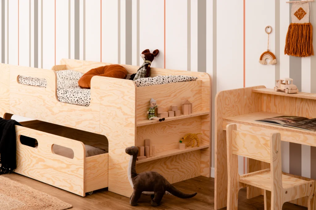 Lit en bois fabriqué en contreplaqué de pin couleur naturel avec entrée à droite et tiroir