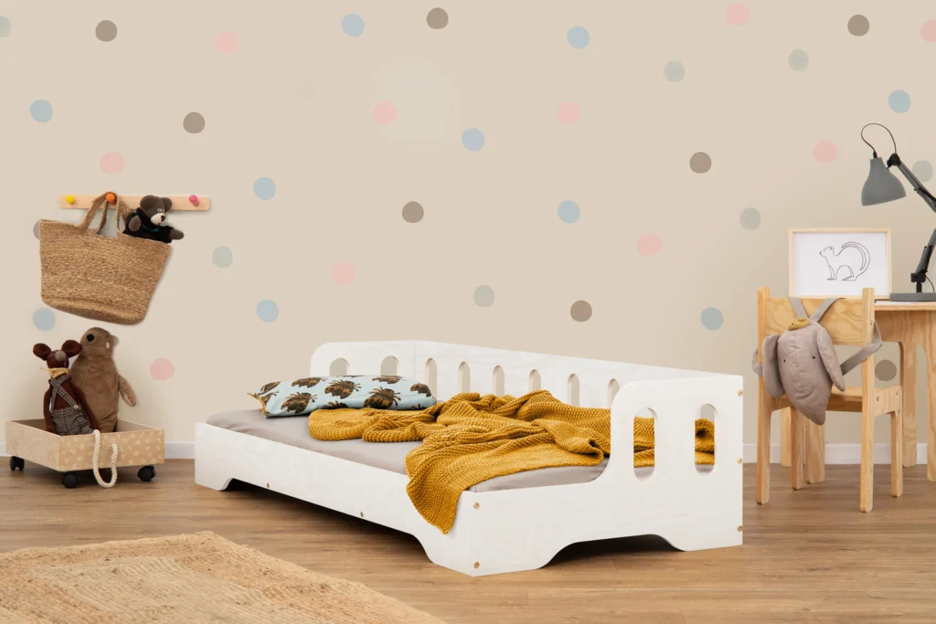 Lit en bois fabriqué en contreplaqué de pin couleur blanc avec une barrière à ouvertures ovales