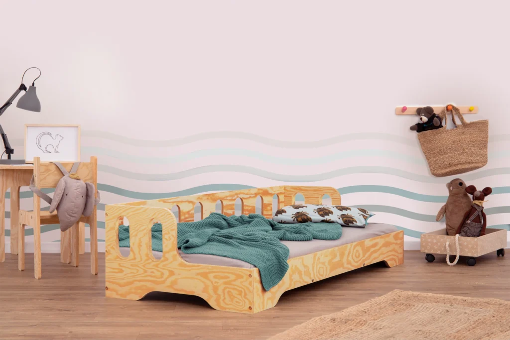 Lit en bois fabriqué en contreplaqué de pin couleur bois laqué avec une barrière à ouvertures ovales