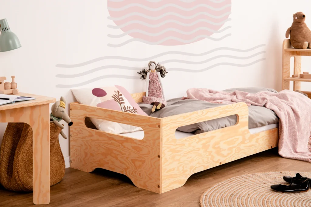 Lit pour enfant en bois fabriqué en contreplaqué de pin avec une barrière en couleur bois verni