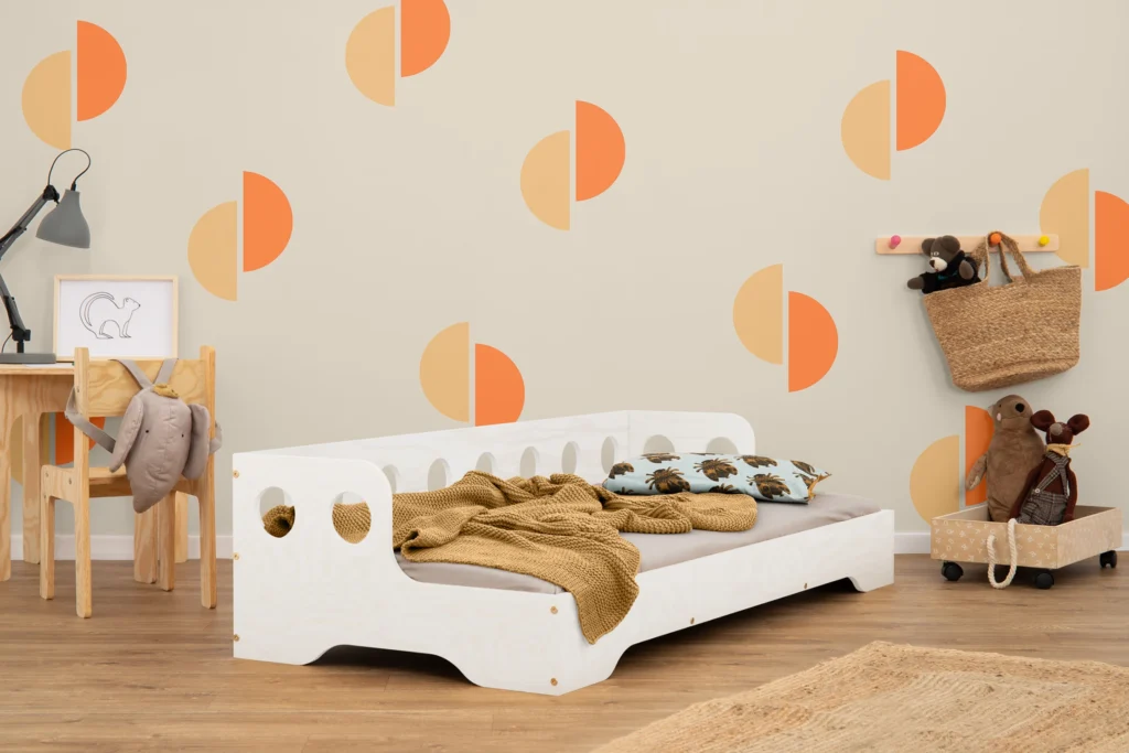 Lit en bois fabriqué en contreplaqué de pin couleur blanc avec une barrière à ouvertures rondes