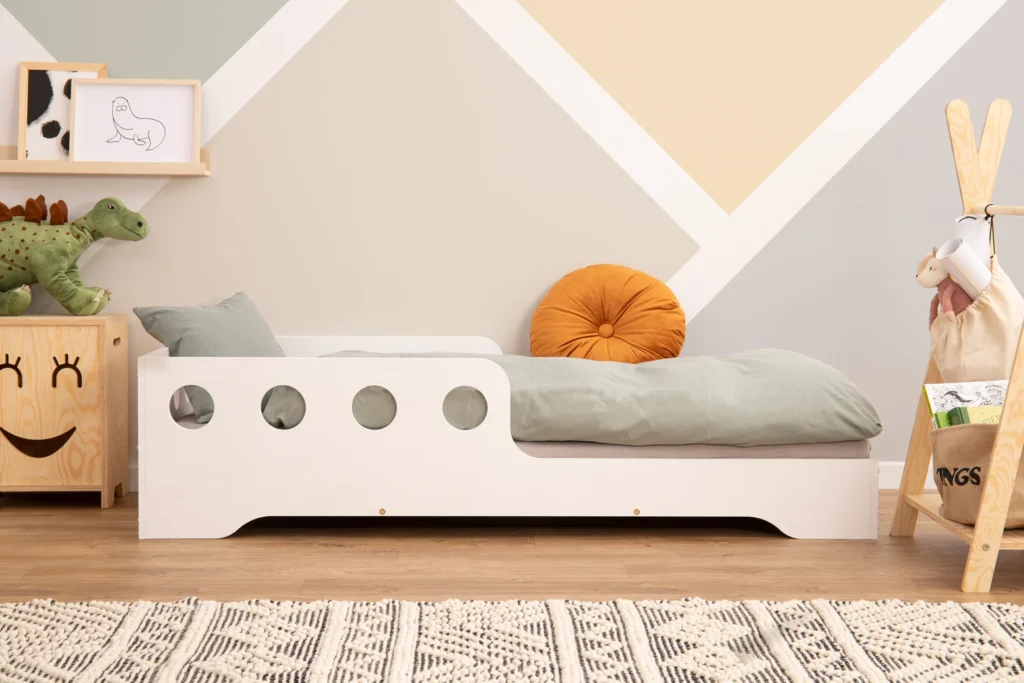 Lit en bois fabriqué en contreplaqué de pin couleur blanc avec une barrière à ouvertures rondes