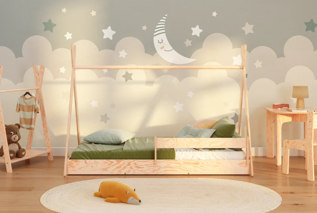 Lit enfant en bois de style tipi en contreplaqué de pin couleur bois naturel avec barrière latérale