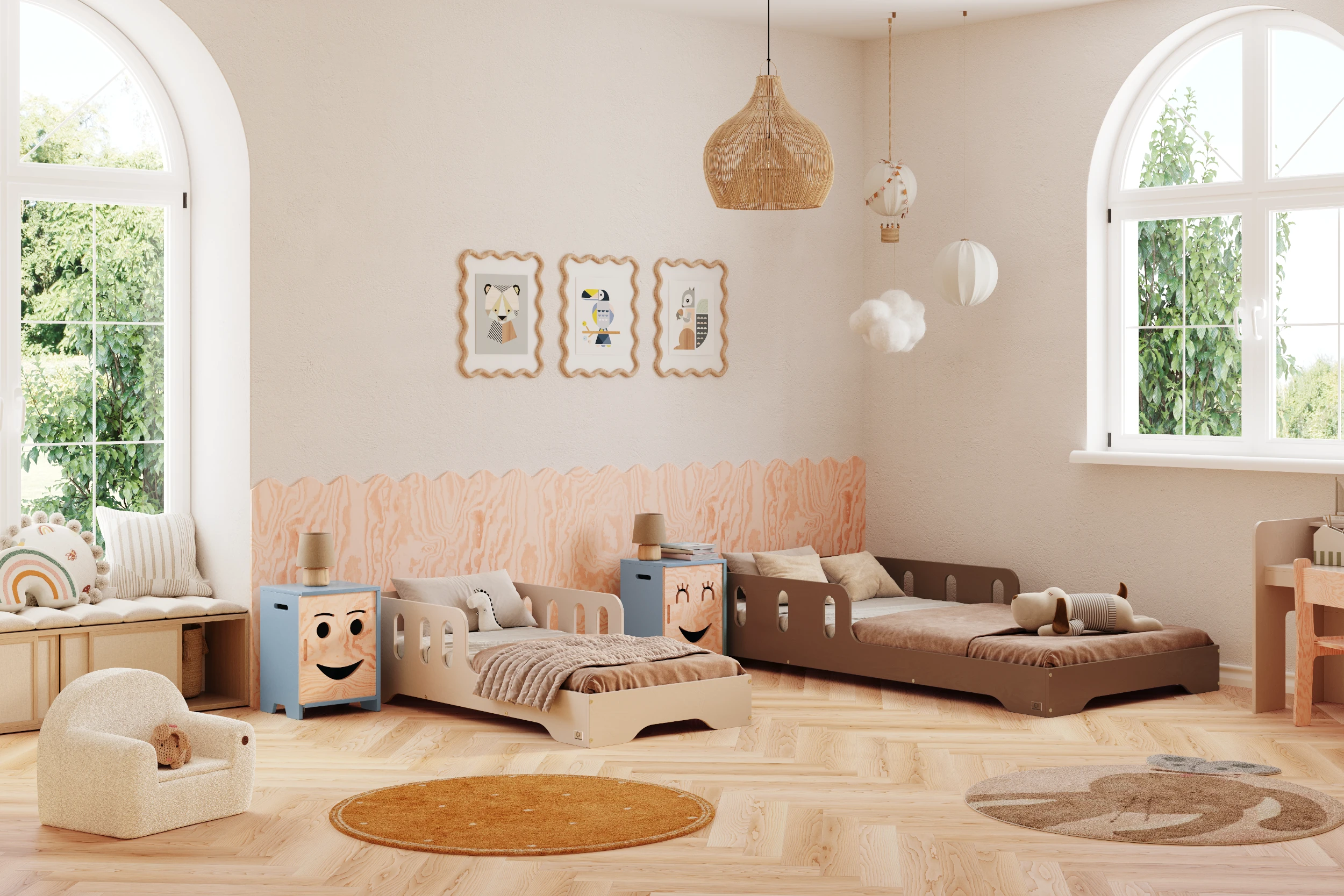 Chambre d’enfant avec deux lits au sol type Montessori, en bois clair et marron
