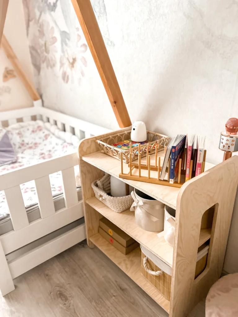 Étagère pour enfants en bois avec trois tablettes fabriquée en contreplaqué de pin dans une chambre d’enfant