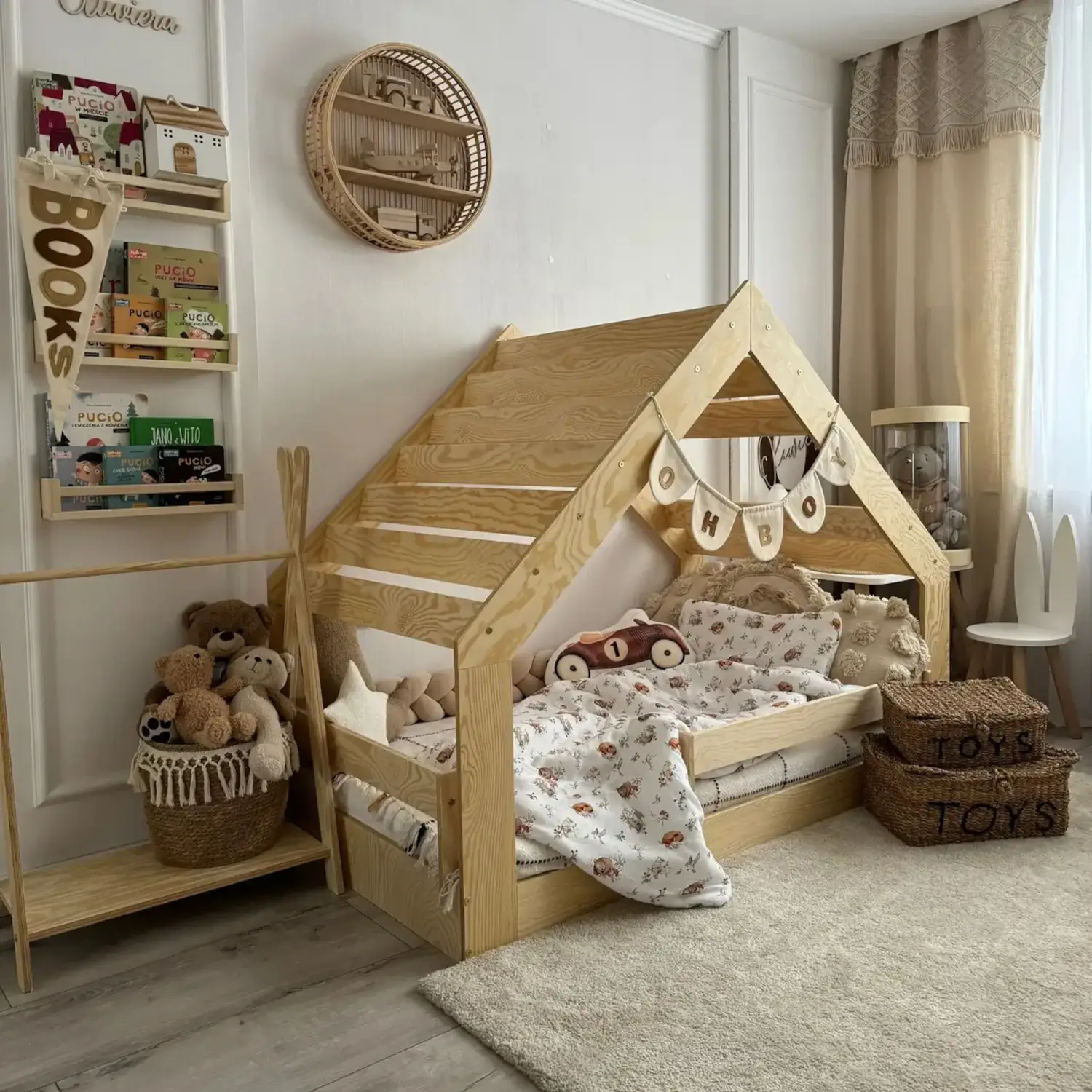 Lit cabane en bois pour enfant structure basse avec sommier MOON G Montessori